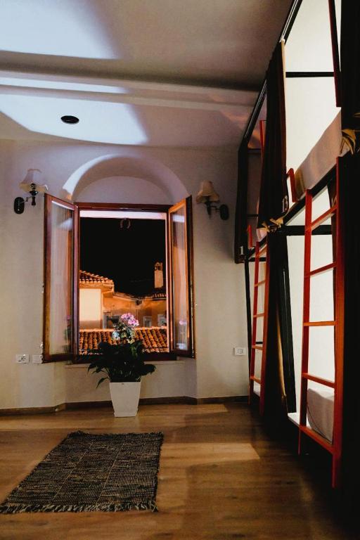 18-bed privacy pod dorm at Scodrinon Hostel, Shkoder