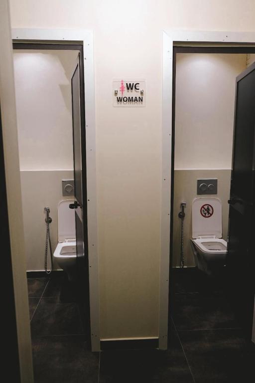 Clean shared bathroom at Scodrinon Hostel