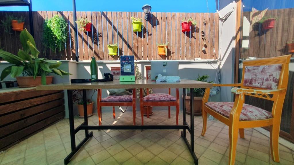 Courtyard and outdoor seating at Scodrinon Hostel