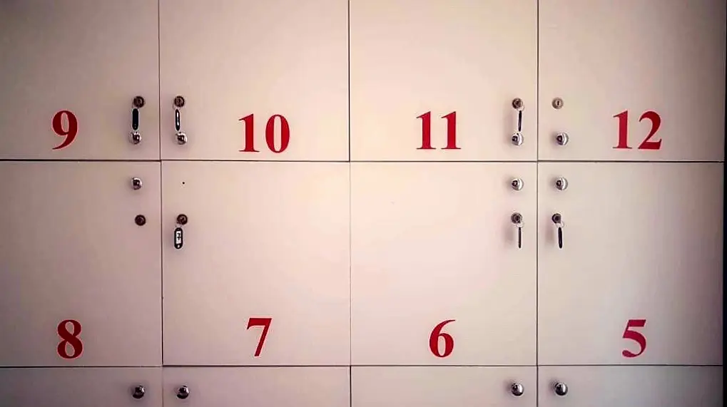 Secure lockers for dorm guests at Scodrinon Hostel