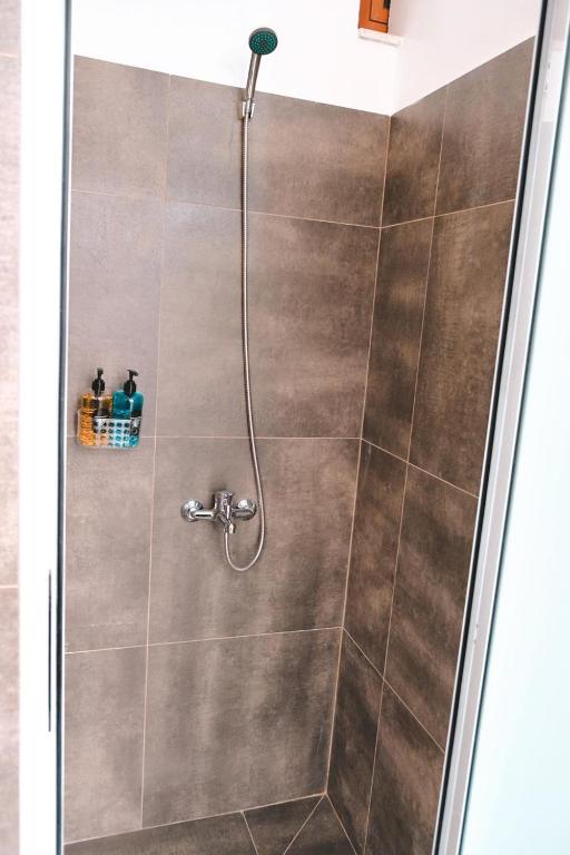 Guest showers at Scodrinon Hostel